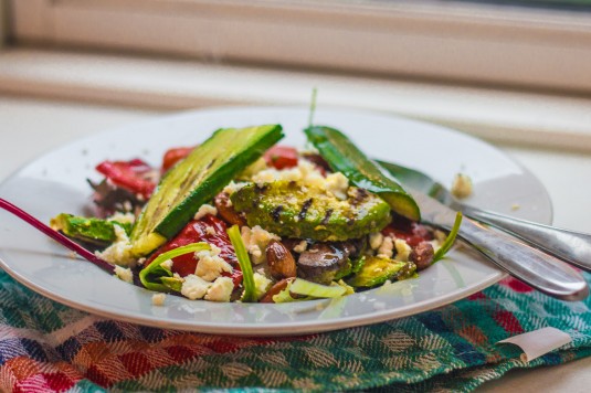 Salat med grillede avocadoer, peberfrugter og agurker samt ristede mandler og feta - Mikkel Bækgaards Madblog