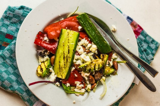 Salat med grillede avocadoer, peberfrugter og agurker samt ristede mandler og feta - Mikkel Bækgaards Madblog