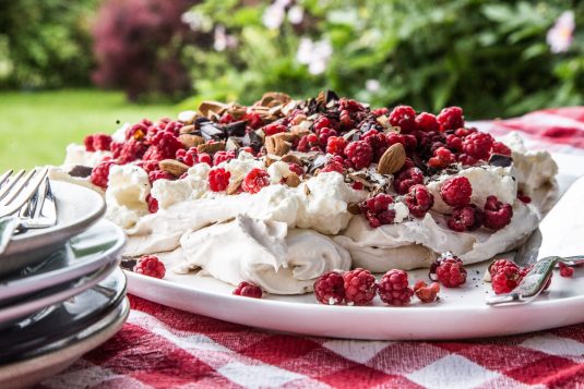 Pavlova med hindbær, mandler og chokolade - Mikkel Bækgaards Madblog