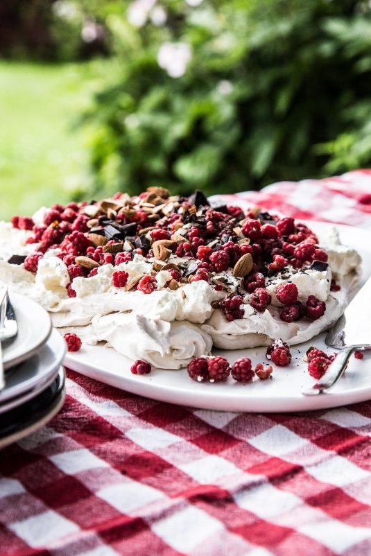 Pavlova med hindbær, mandler og chokolade - Mikkel Bækgaards Madblog