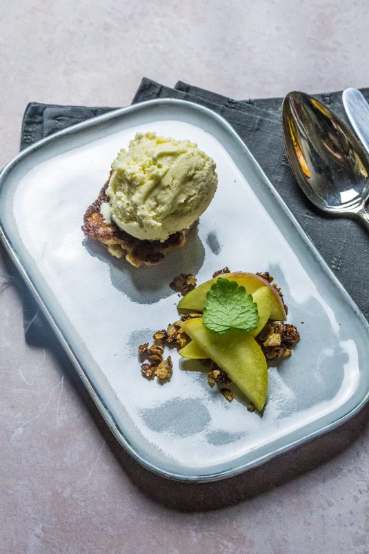 brunsviger dessert m kardemommeis og havreklatkager - foto Mikkel Bækgaard-2