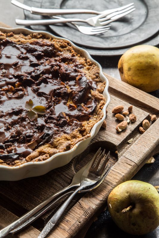 Karameltærte med æbler. chokolade og cappucino-marzipan