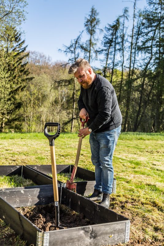 Mikkel graver køkkenhave