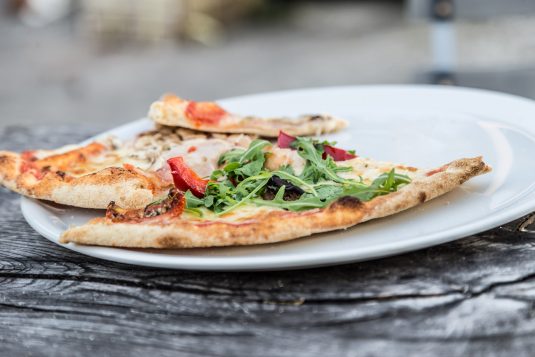 Pizza mest ruccola hos Den Røde Tomat i Tisvildeleje