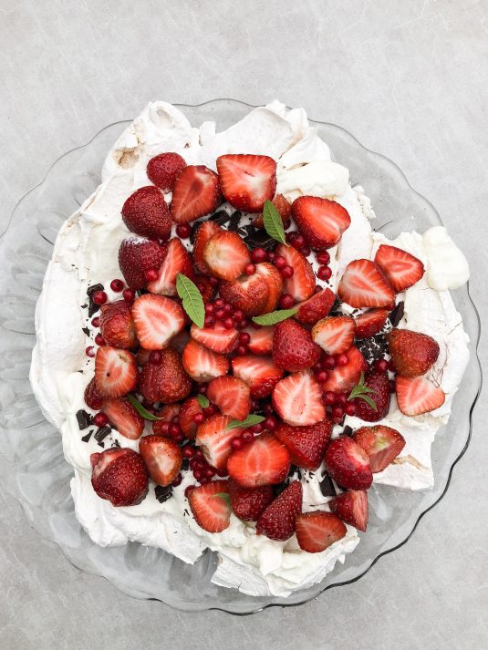  Pavlova med jordbær, ribs og chokolade - Mikkels Madblog