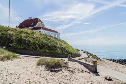 Villa Vest set fra Stranden - Mikkels Madblog