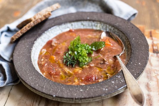 Kyllingesuppe fra bunden med tomat, grøntsager og pulled pork