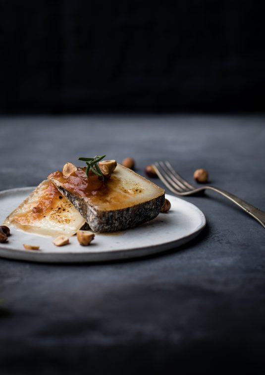 Let brændt fast gedeost med henkogte mirabeller - foto Signe Bay