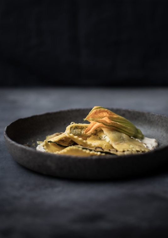 Ravioli med friskost, grillet squash og friskostcreme med brunet smør - Mikkels Madblog - foto: Signe Bay