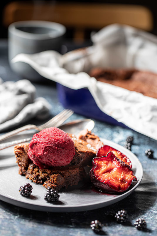 Brownie med brombærsorbet og grillede blommer - Mikkels Madblog