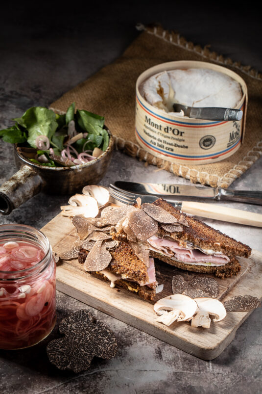 Rugbrødstoast med Mont d'Or
